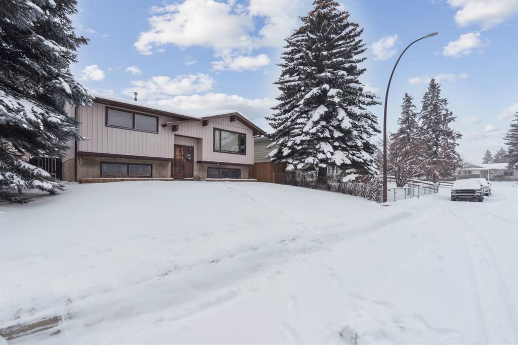 468 Queen Charlotte Road SE, Calgary — photo 4 of 33