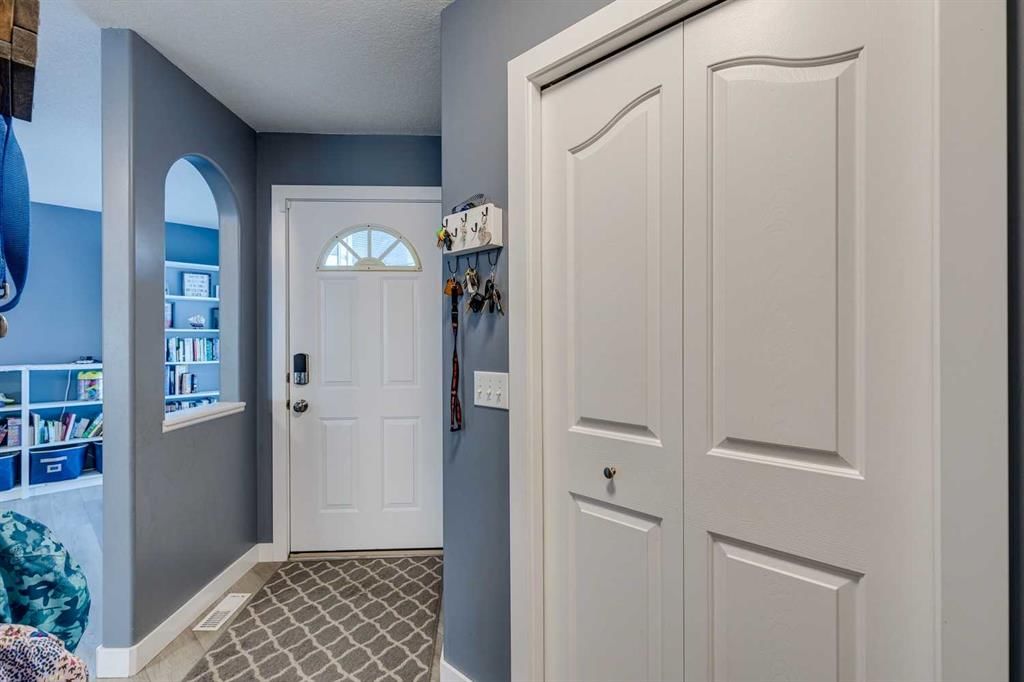 28 Douglas Ridge Green SE, Calgary — photo 3 of 37