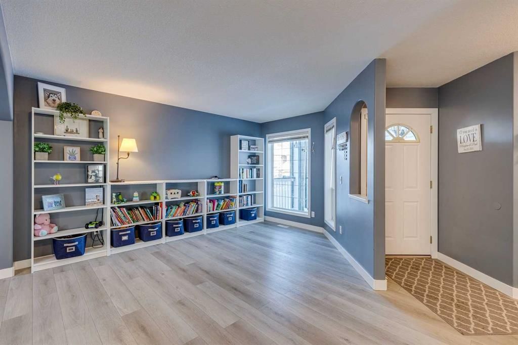28 Douglas Ridge Green SE, Calgary — photo 4 of 37