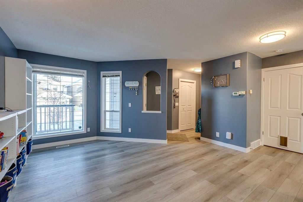 28 Douglas Ridge Green SE, Calgary — photo 5 of 37