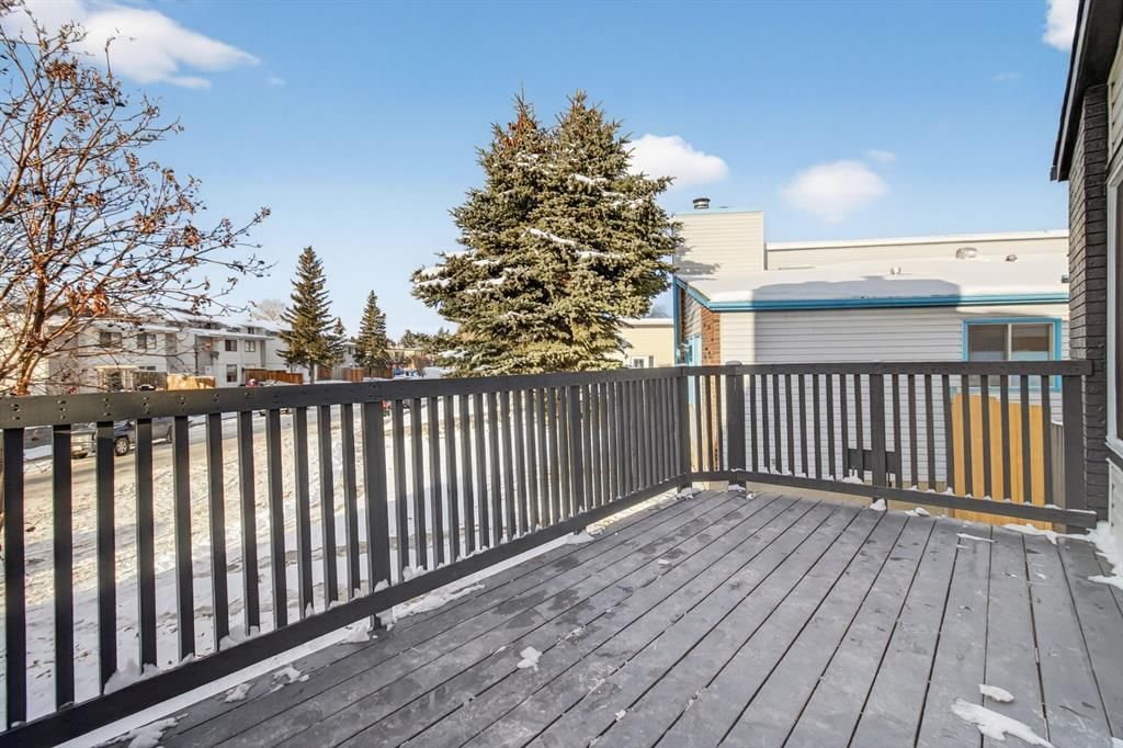 150 Pinehill Road NE, Calgary — photo 5 of 36