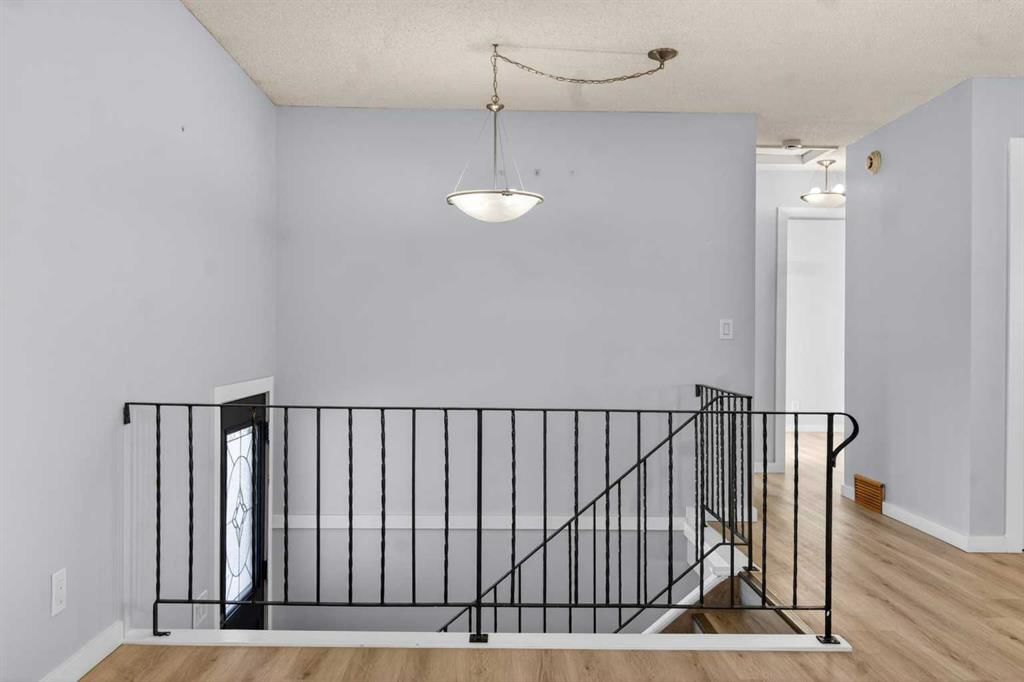 159 Pinecliff Way NE, Calgary — photo 3 of 35