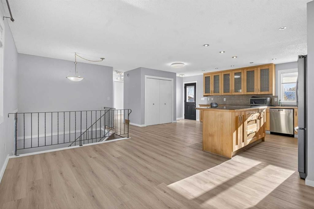 159 Pinecliff Way NE, Calgary — photo 4 of 35