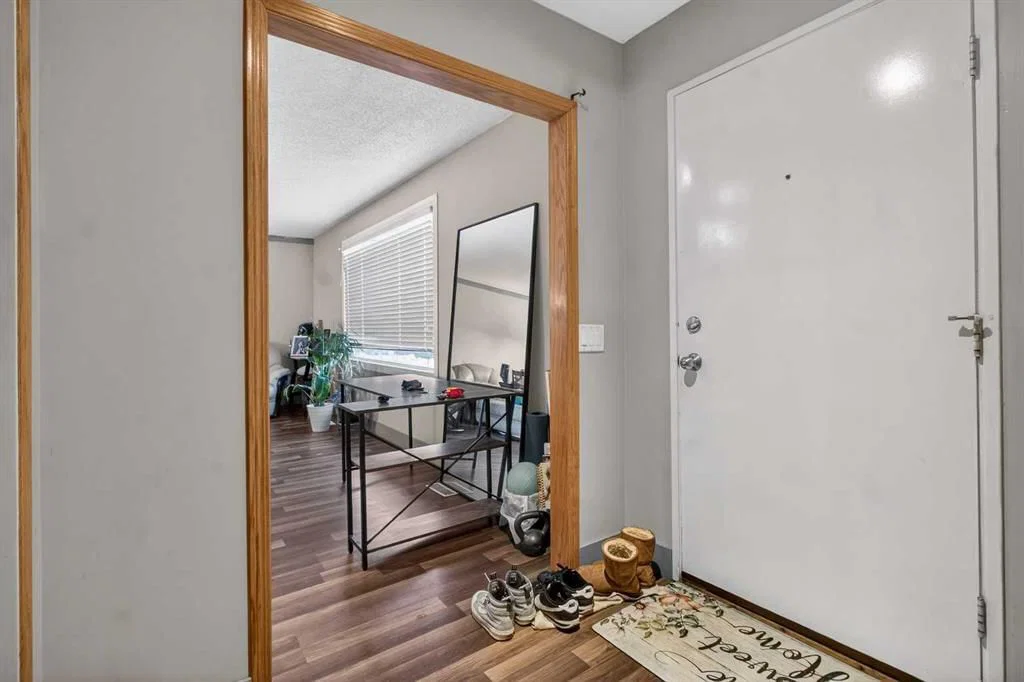 6723 23 Avenue NE, Calgary — photo 3 of 26