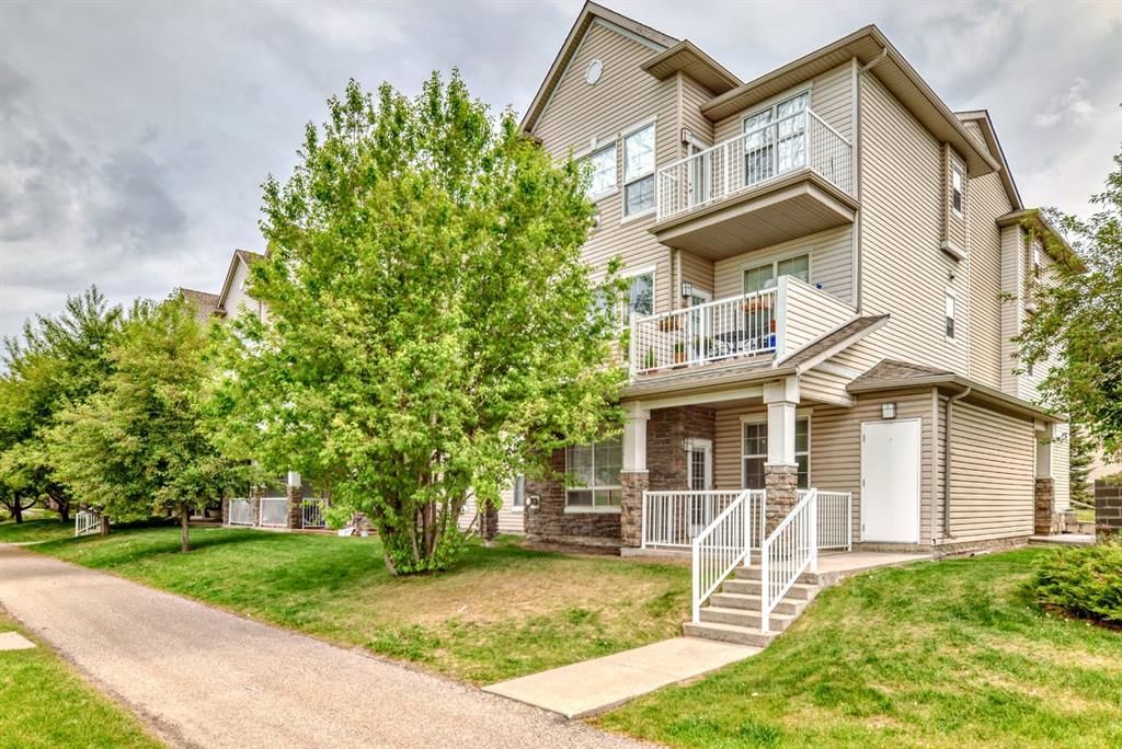 209, 1000 Applevillage Court SE, Calgary — photo 2 of 38