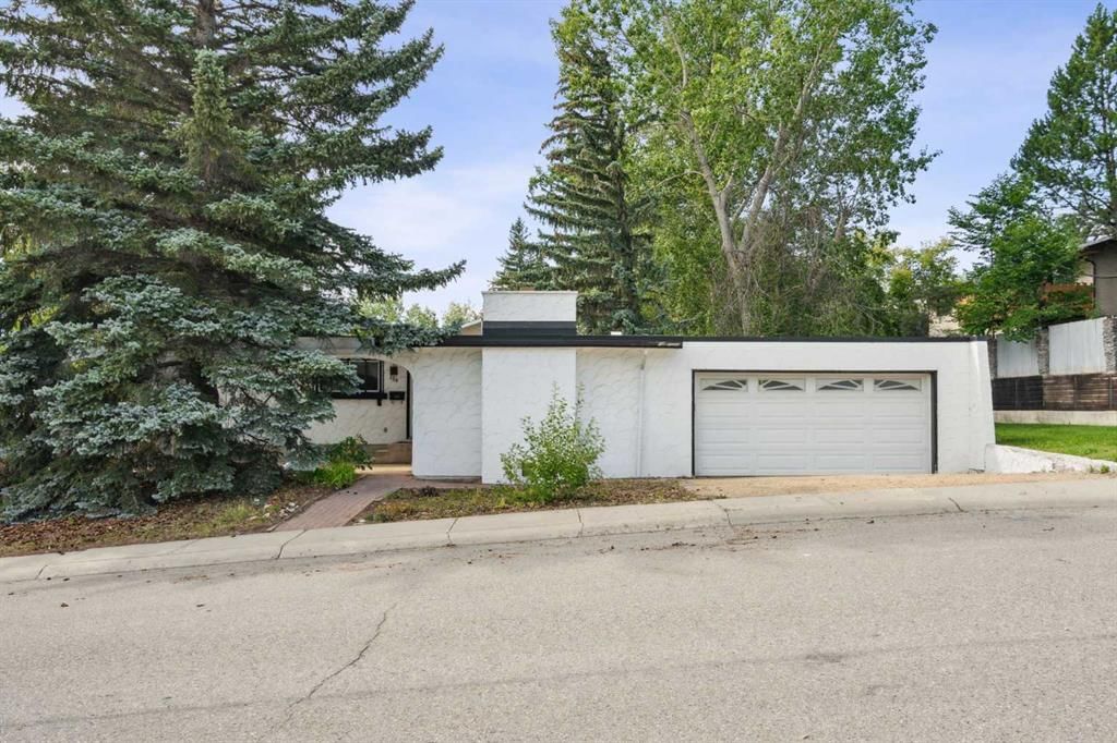 114 Dalgleish Bay NW, Calgary — main listing photo