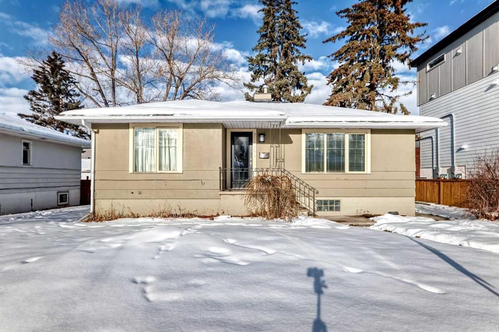 2204 25 Avenue NW, Calgary — main listing photo