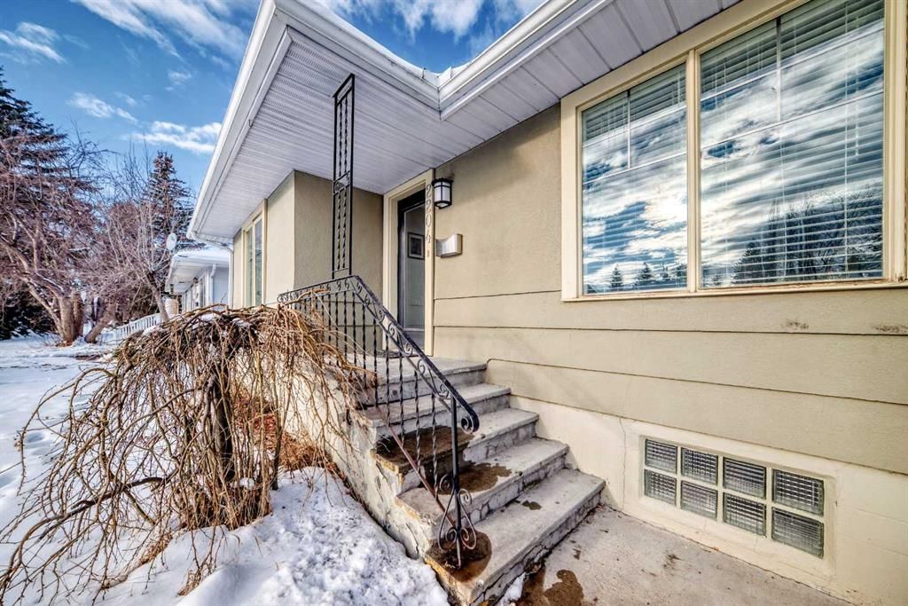 2204 25 Avenue NW, Calgary — photo 2 of 43