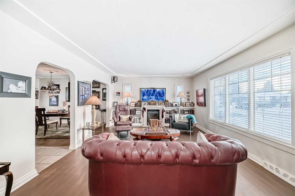 2204 25 Avenue NW, Calgary — photo 3 of 43