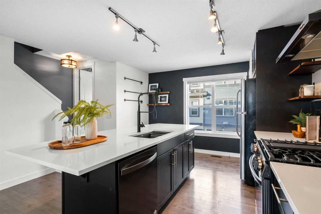 580 Mckenzie Towne Drive SE, Calgary — photo 4 of 48