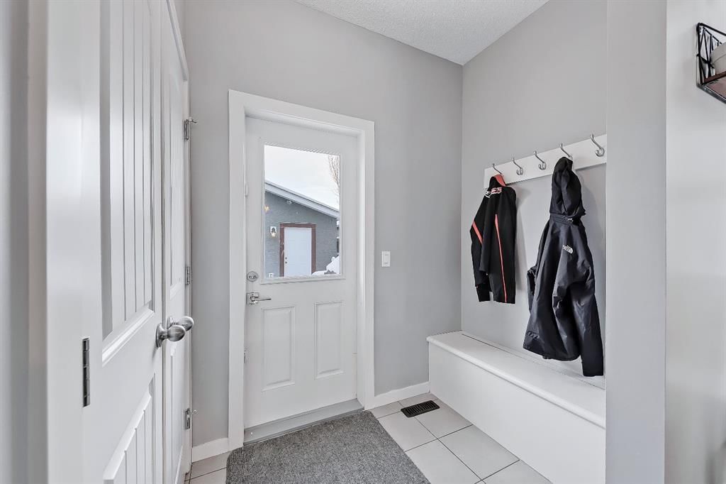 300 Marquis Heights SE, Calgary — photo 4 of 45