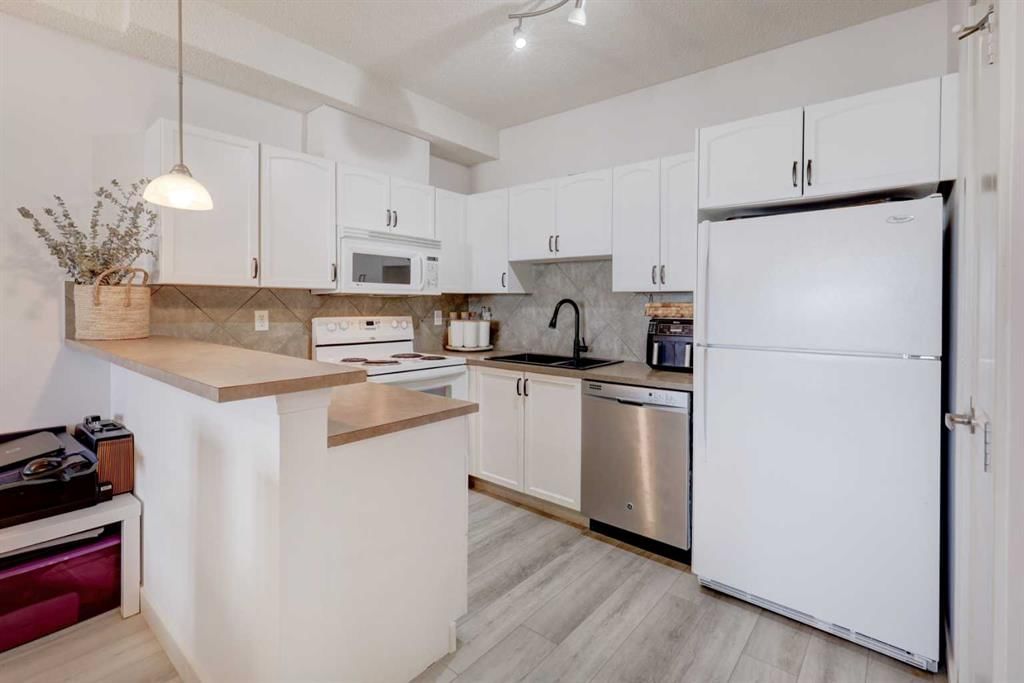 402, 120 Country Village Circle NE, Calgary — photo 5 of 35