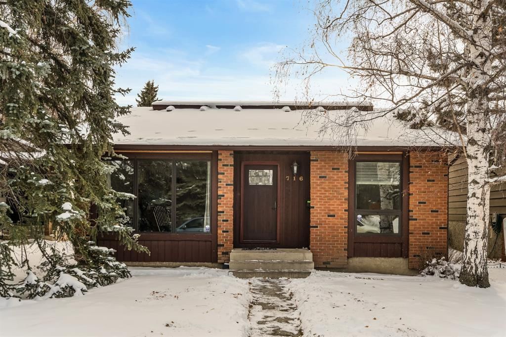 716 Coach Bluff Crescent SW, Calgary — main listing photo