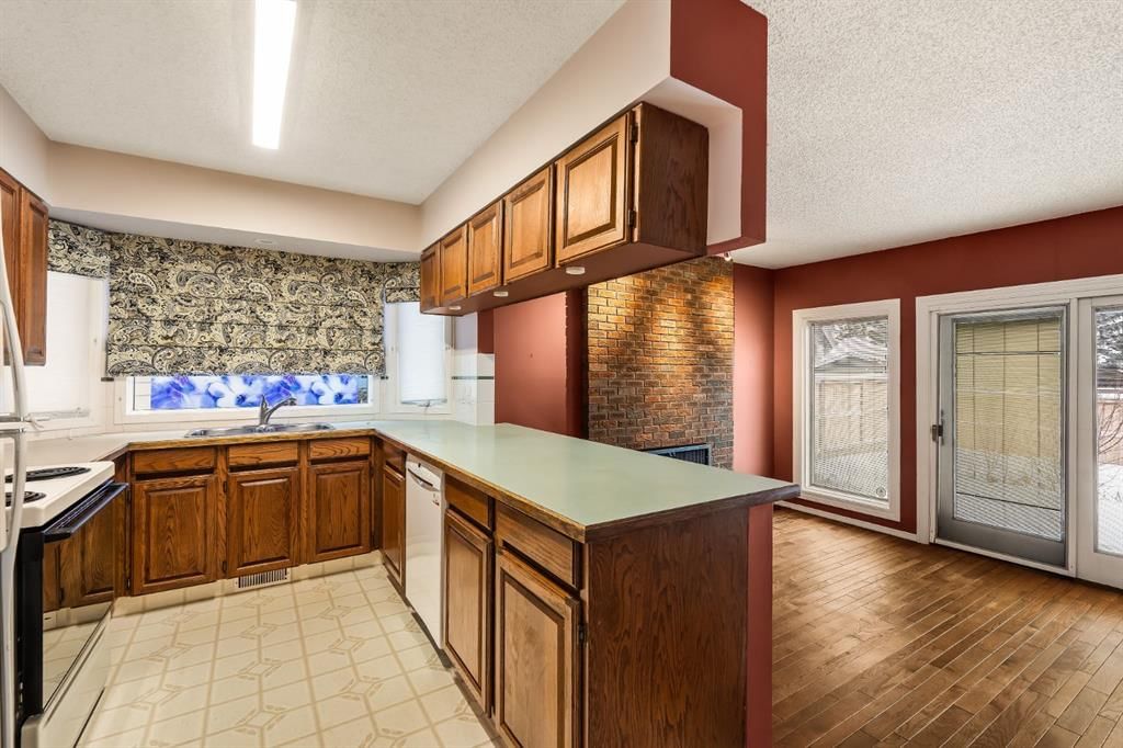 716 Coach Bluff Crescent SW, Calgary — photo 2 of 37