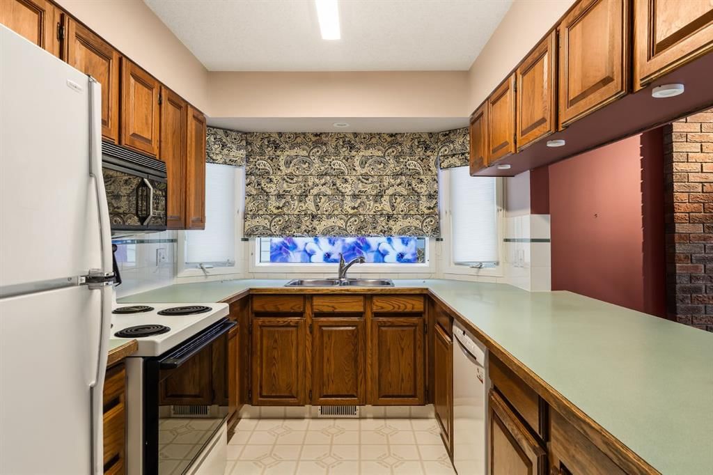 716 Coach Bluff Crescent SW, Calgary — photo 4 of 37