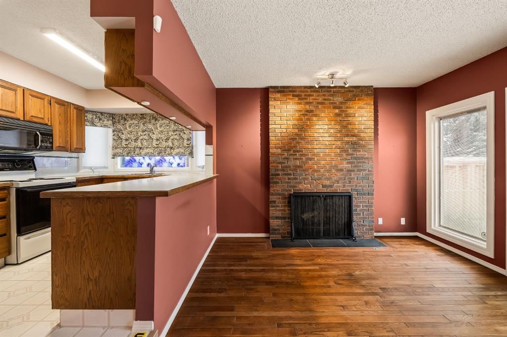 716 Coach Bluff Crescent SW, Calgary — photo 5 of 37