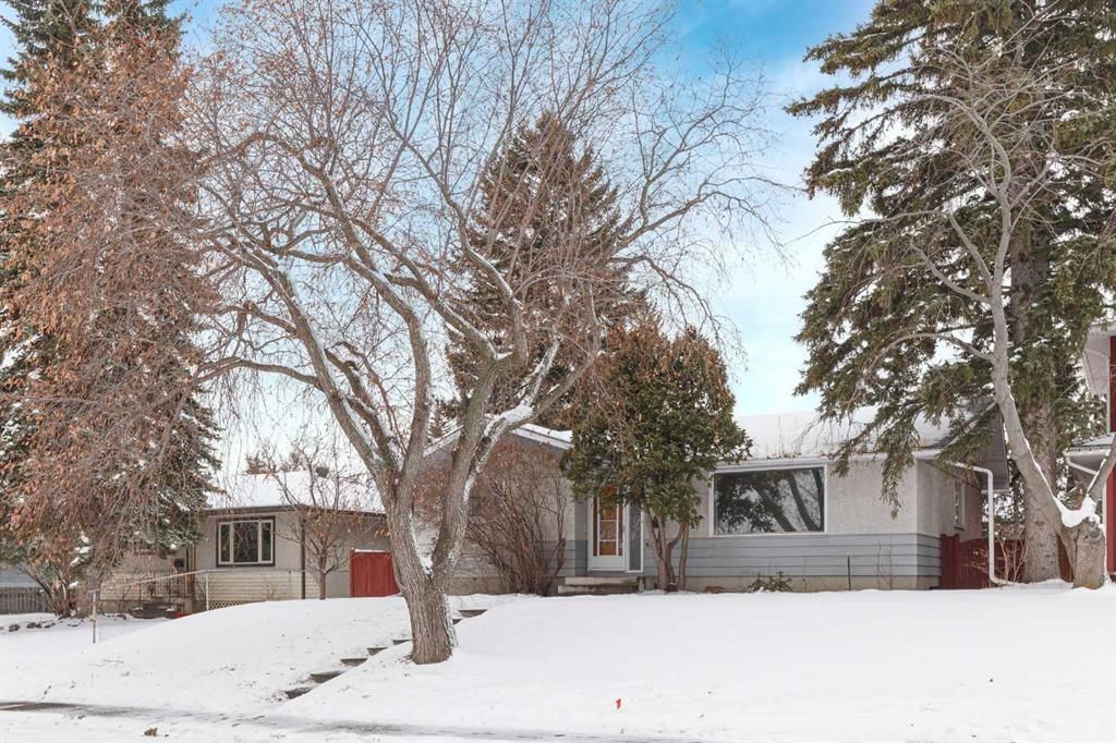 6123 Lacombe Way SW, Calgary — photo 2 of 25