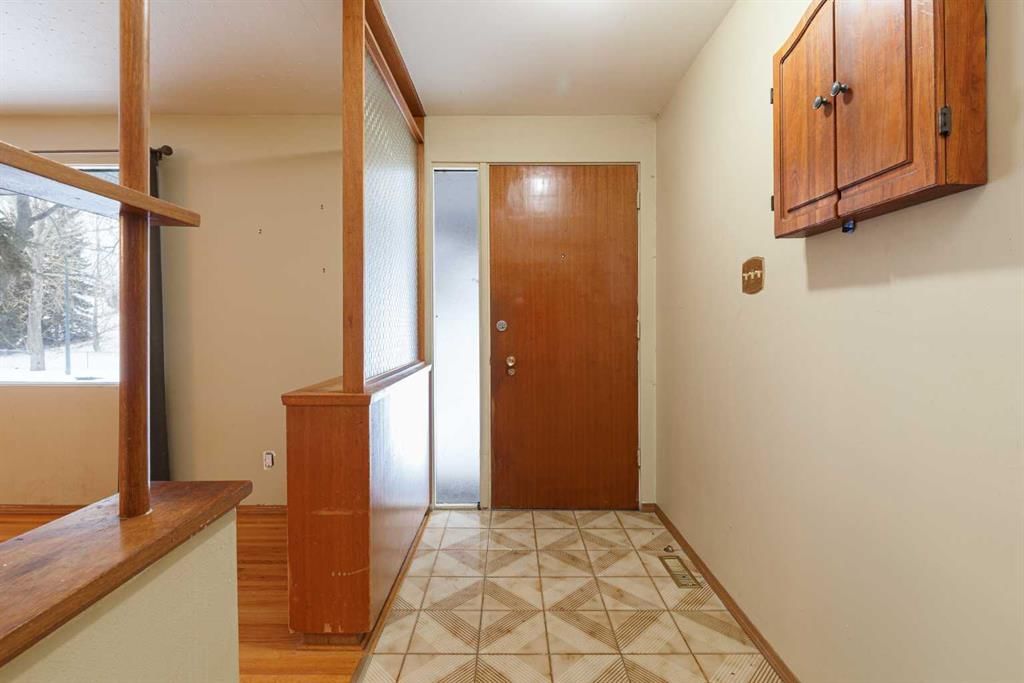 6123 Lacombe Way SW, Calgary — photo 3 of 25