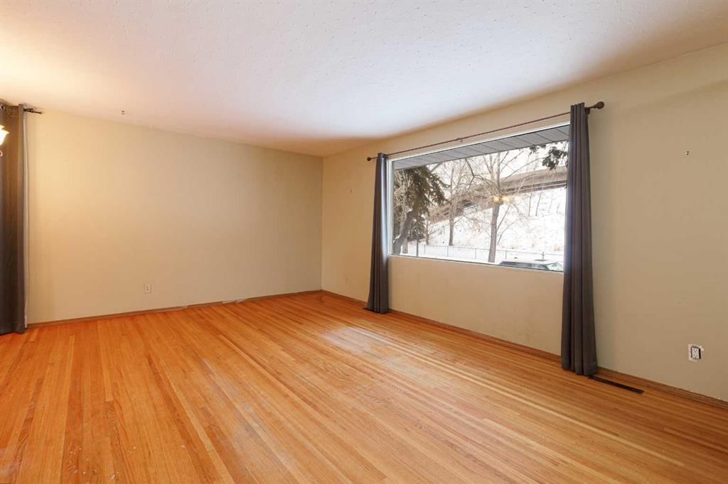 6123 Lacombe Way SW, Calgary — photo 4 of 25