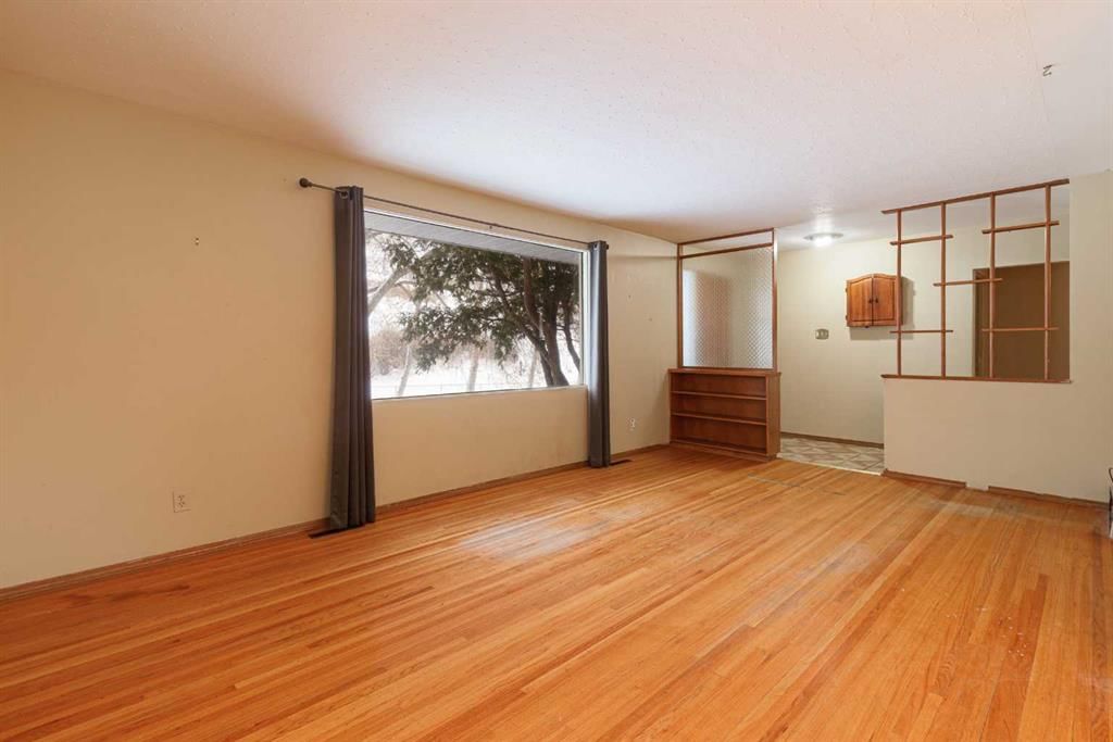 6123 Lacombe Way SW, Calgary — photo 5 of 25