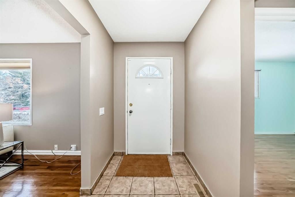 131 Bracewood Road SW, Calgary — photo 3 of 47