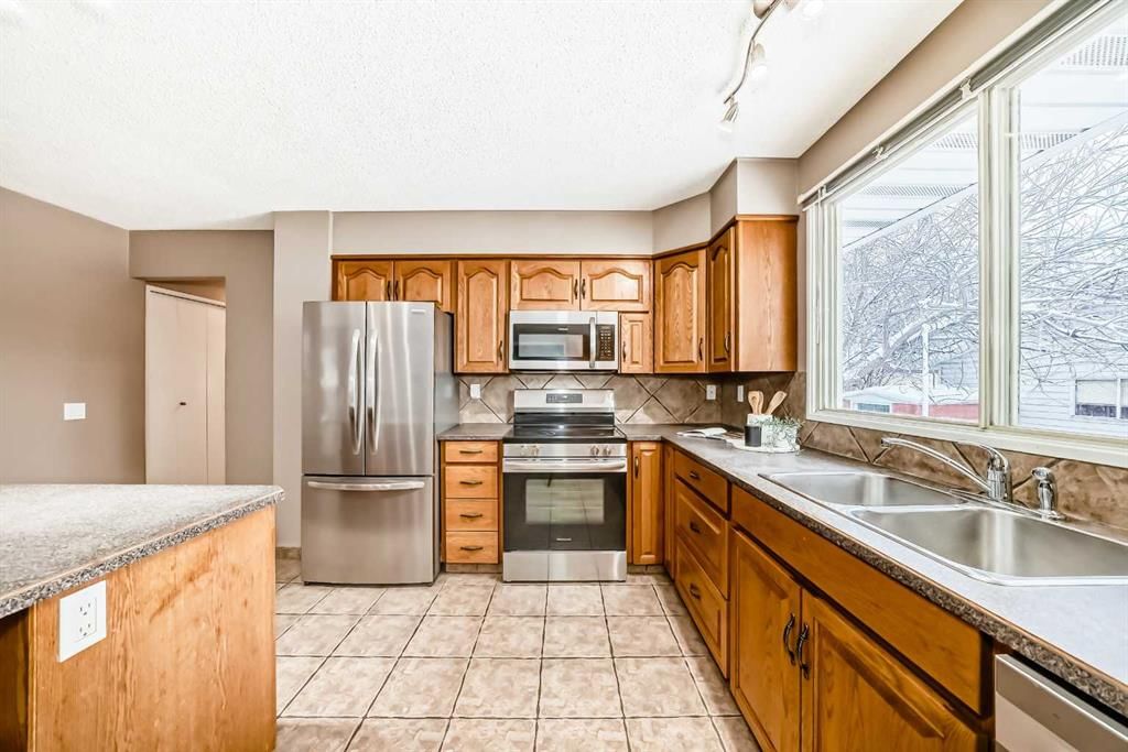 131 Bracewood Road SW, Calgary — photo 5 of 47