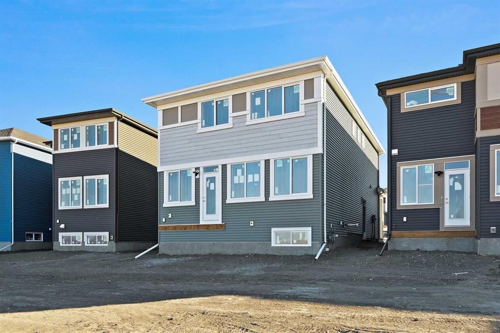 405 Corner Glen Way NE, Calgary — photo 2 of 20