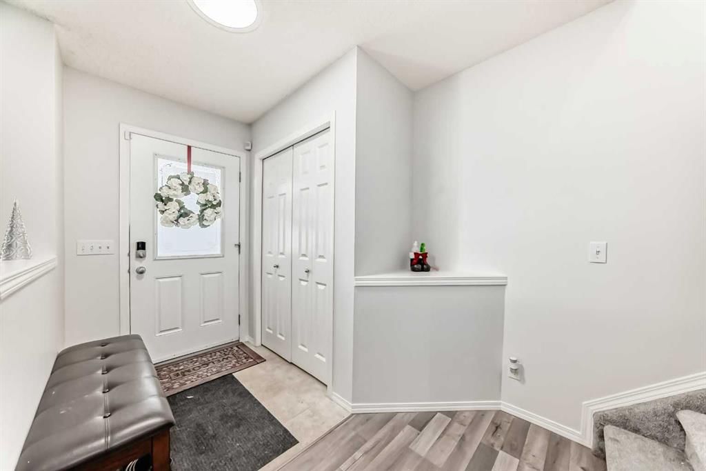 16 SADDLEBROOK Place NE, Calgary — photo 5 of 32