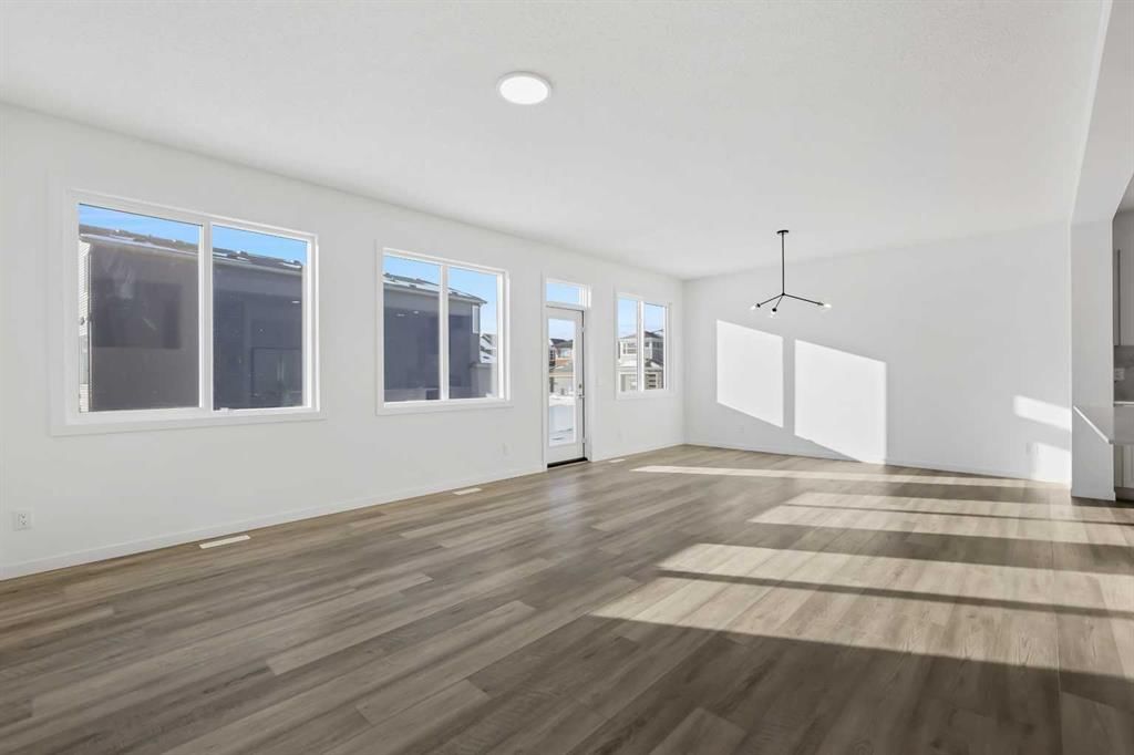 438 Corner Glen Way NE, Calgary — photo 3 of 19