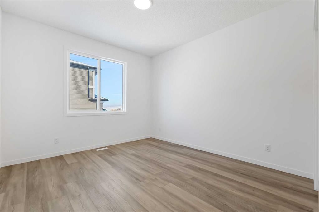 438 Corner Glen Way NE, Calgary — photo 4 of 19