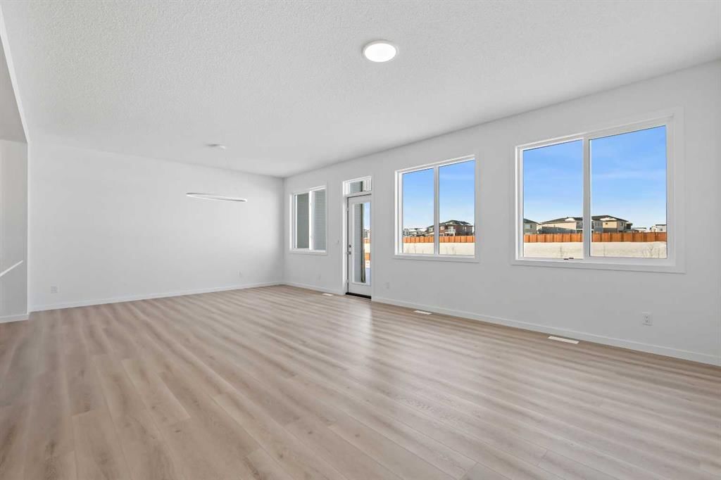 421 Corner Glen Way NE, Calgary — photo 2 of 19