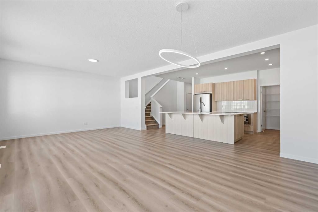 421 Corner Glen Way NE, Calgary — photo 3 of 19