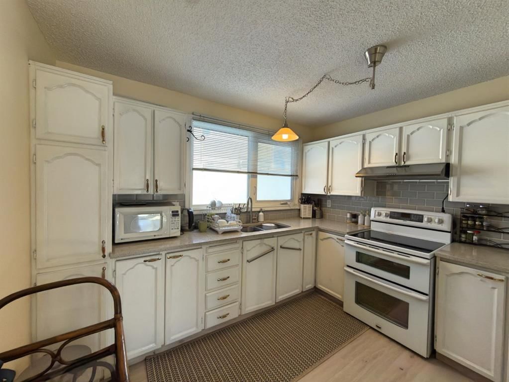 9, 1111 Canterbury Drive SW, Calgary — photo 2 of 43