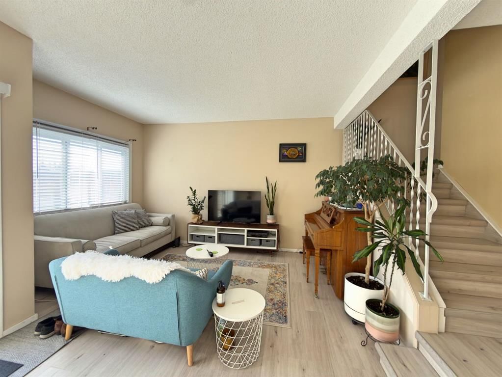 9, 1111 Canterbury Drive SW, Calgary — photo 5 of 43