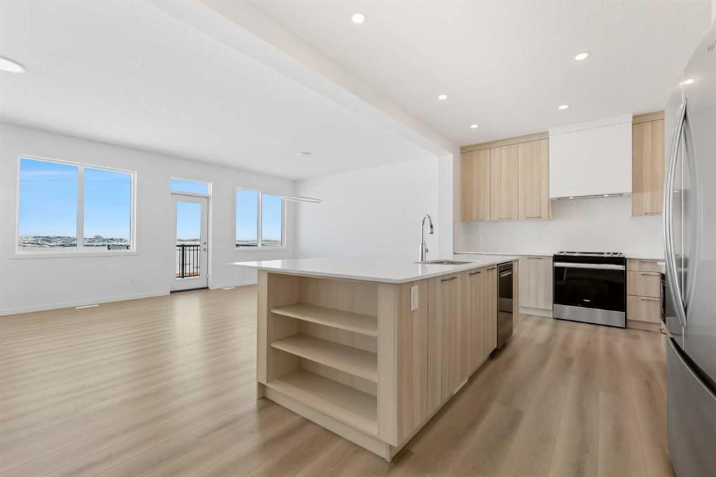 215 Corner Glen Crescent NE, Calgary — photo 3 of 18