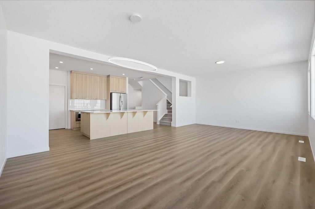 215 Corner Glen Crescent NE, Calgary — photo 4 of 18