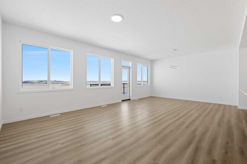 215 Corner Glen Crescent NE, Calgary — photo 5 of 18