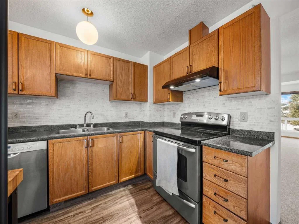 10 Martinbrook Road NE, Calgary — photo 4 of 35