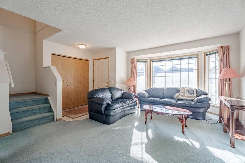 82 Martinridge Crescent NE, Calgary — photo 3 of 28