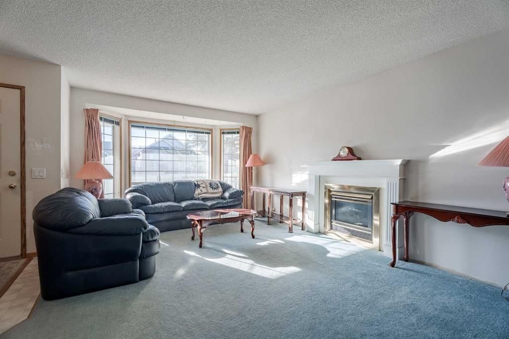 82 Martinridge Crescent NE, Calgary — photo 4 of 28