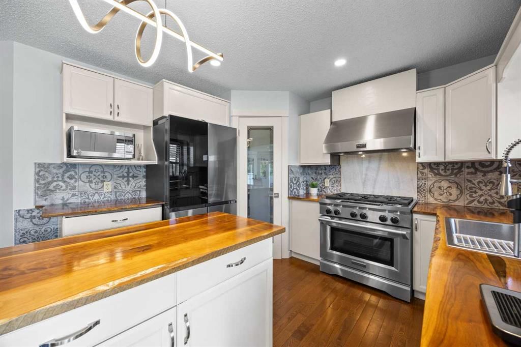 73 Riverview Close SE, Calgary — main listing photo