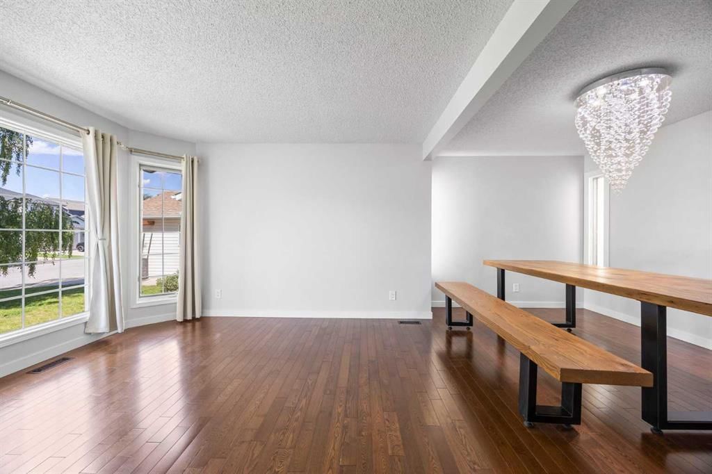 73 Riverview Close SE, Calgary — photo 5 of 49
