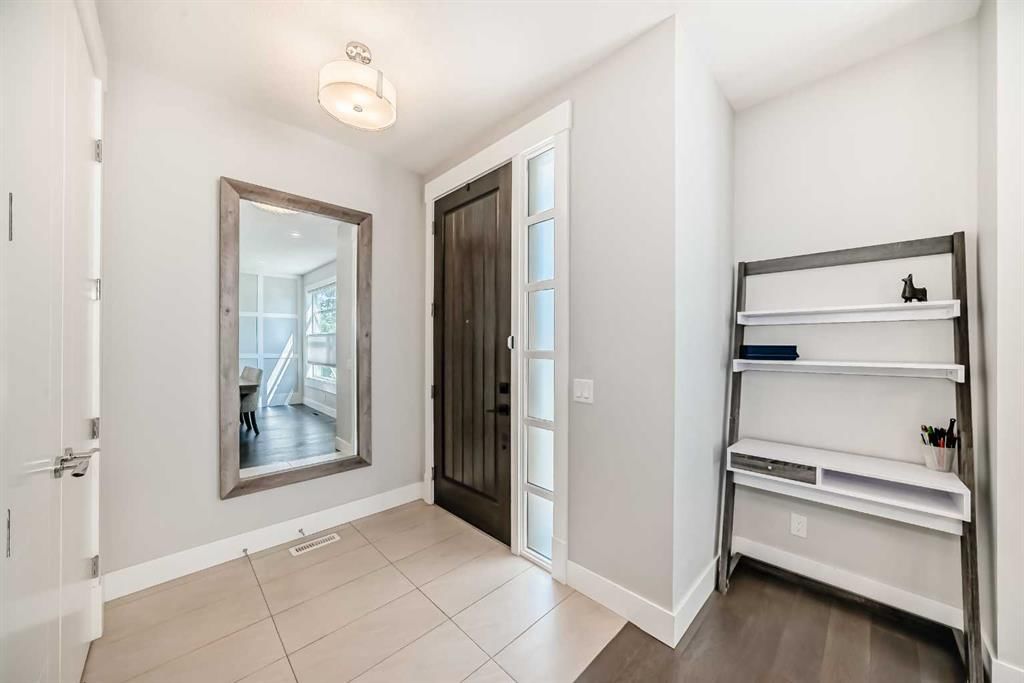 2808 39 Street SW, Calgary — photo 4 of 50