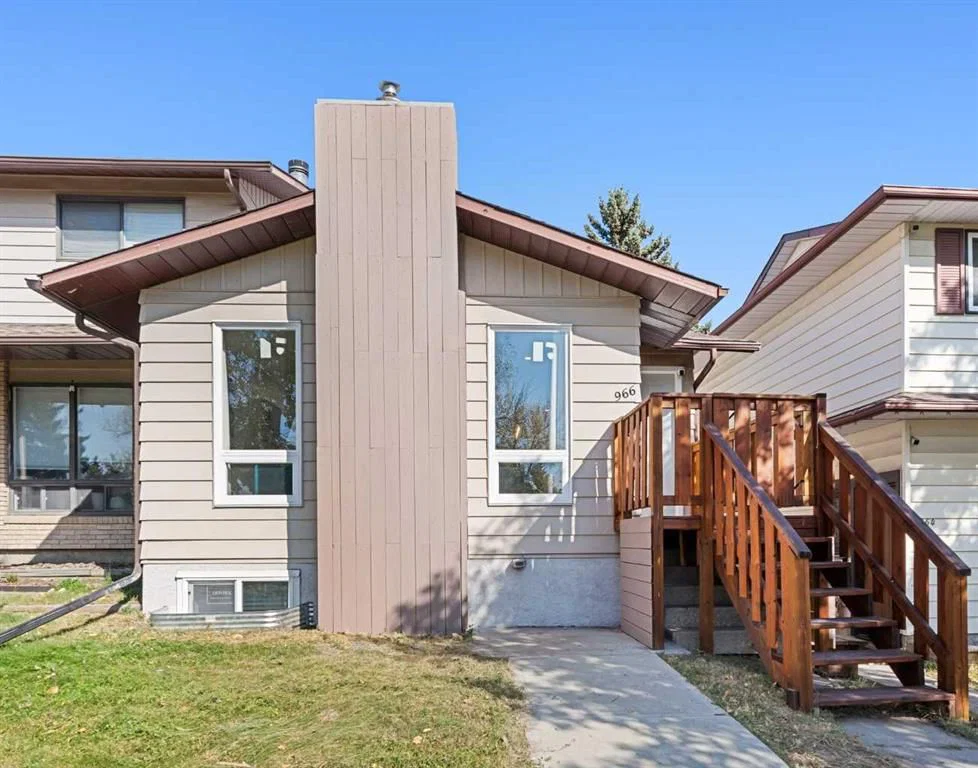 966 Berkley Drive NW, Calgary — photo 5 of 49
