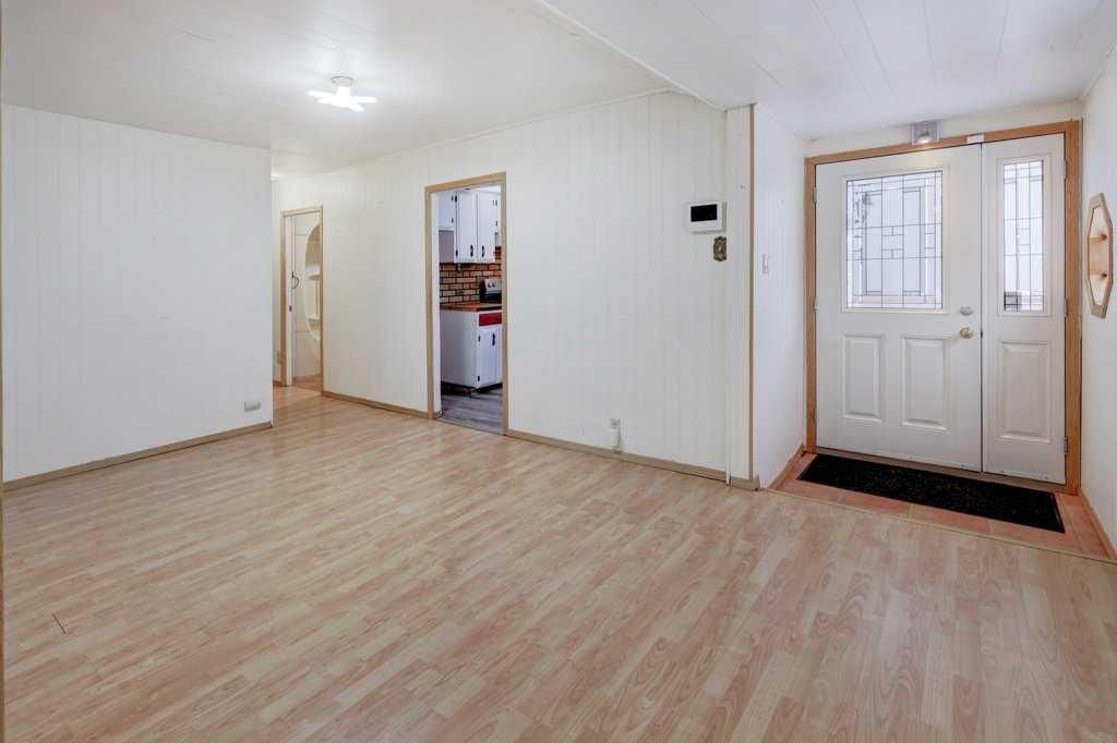 221 31 Avenue NE, Calgary — photo 3 of 33