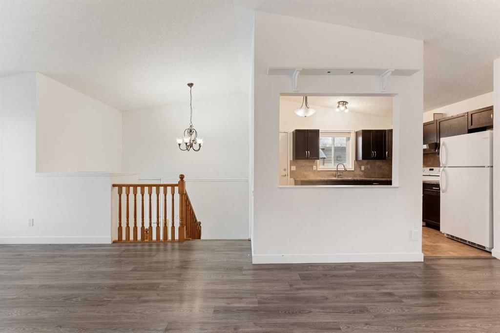 15 Shawinigan Rise SW, Calgary — photo 4 of 42