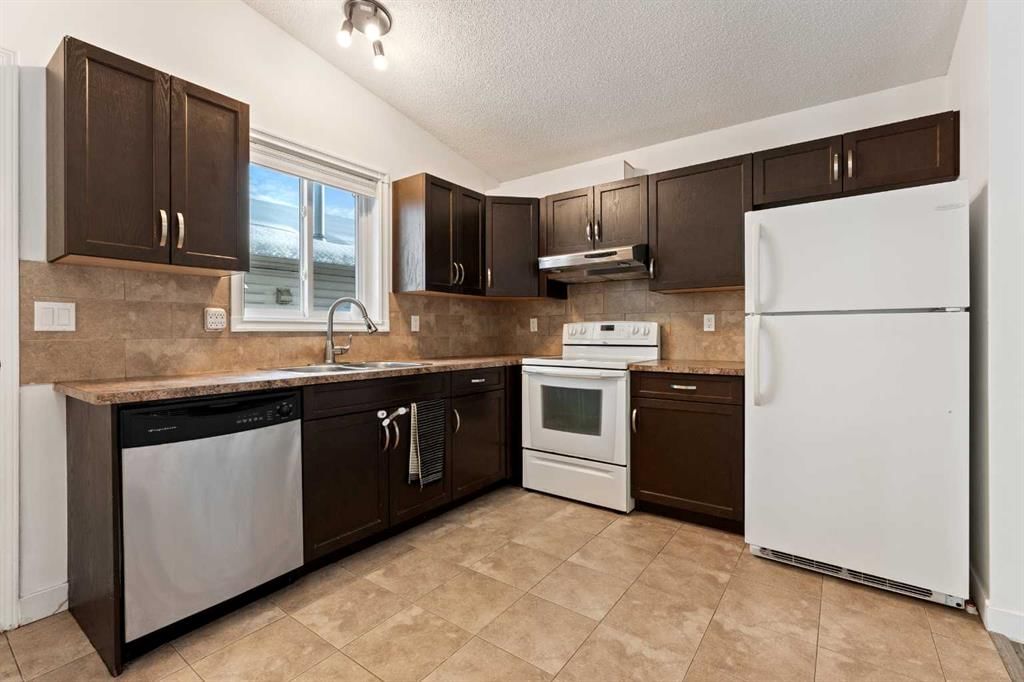 15 Shawinigan Rise SW, Calgary — photo 5 of 42