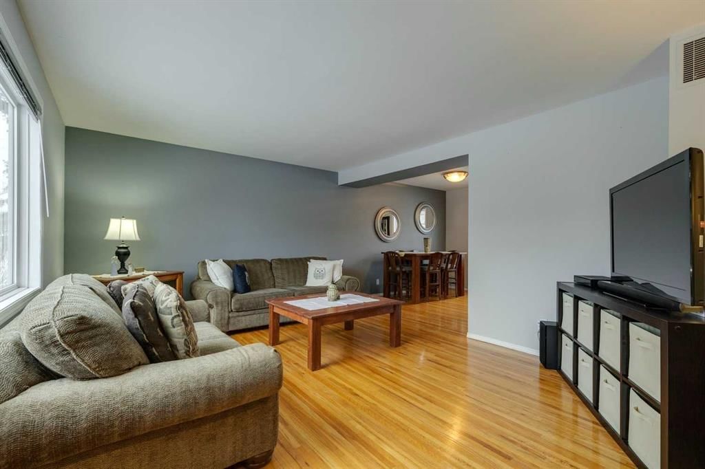 681 Regal Park NE, Calgary — photo 4 of 28