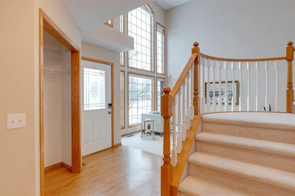 10916 Valley Springs Road NW, Calgary — photo 5 of 39