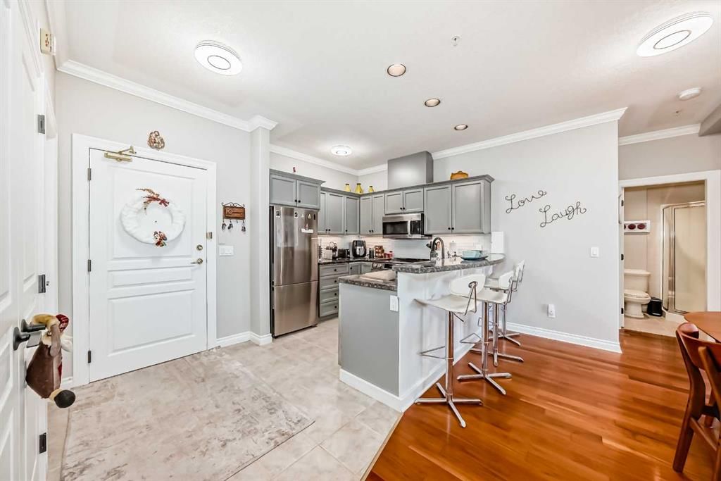 301, 2320 Erlton Street SW, Calgary — photo 5 of 49